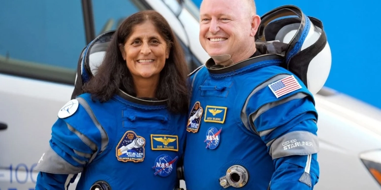 Çfarë do të thotë t’i shërbesh vendit larg planetit Tokë? Flasin dy astronautët që u bllokuan për 9 muaj në hapësirë