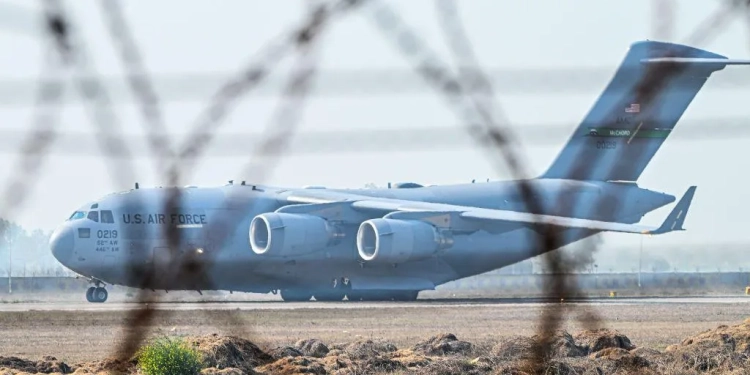 Emigranti i deportuar me zinxhirë i tronditur: Askush s’do të shkojë në SHBA ilegalisht tani (PAMJE)