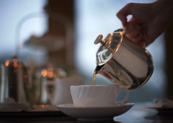 Nisni mëngjeset me çaj kamomile