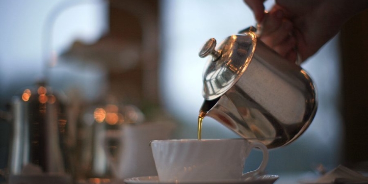 Nisni mëngjeset me çaj kamomile