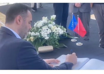 Konjufca shkon në të pame te familja e Thaçit