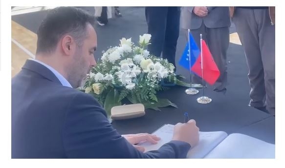 Konjufca shkon në të pame te familja e Thaçit