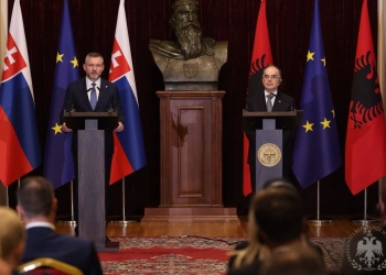 Presidenti sllovak në Tiranë: Mosnjohja e Kosovës është një vendim diplomatik, shqiptarët i kemi miq