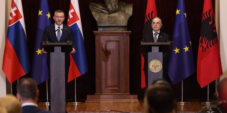 Presidenti sllovak në Tiranë: Mosnjohja e Kosovës është një vendim diplomatik, shqiptarët i kemi miq