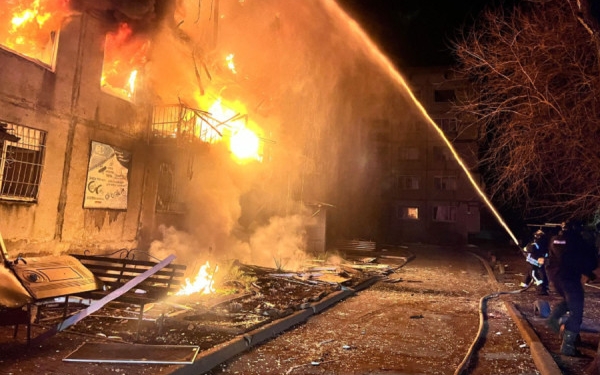 Zelensky: Ushtria ruse goditi qendrën e Dobropillyas, mbeten të vararë 11 persona