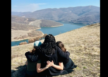 “Dashuria më e ëmbël”, Osmani e përqafuar nga vajzat e saj