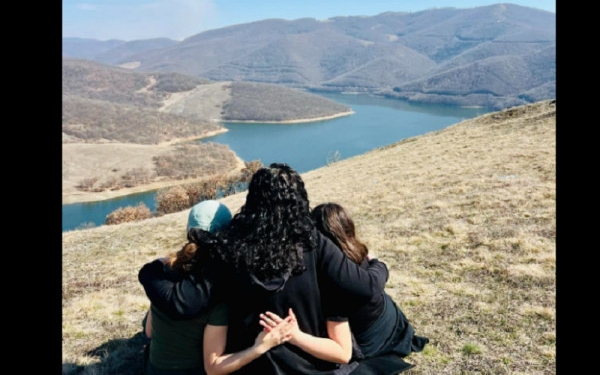 “Dashuria më e ëmbël”, Osmani e përqafuar nga vajzat e saj