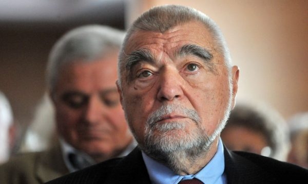 Ish-presidenti kroat Mesiç: Vuçiq s’ka pse shqetësohet, marrëveshja me Kosovën e Shqipërinë është për mbrojtje