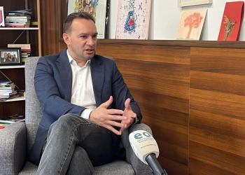 Alban Zogaj dorëzon padi për shpifje ndaj Dejona Mihalit