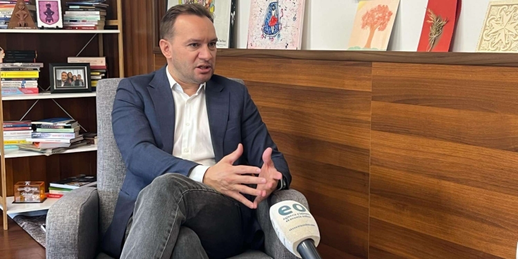 Alban Zogaj dorëzon padi për shpifje ndaj Dejona Mihalit