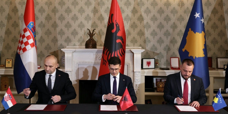 Kosova, Shqipëria dhe Kroacia nënshkruan në Tiranë deklaratë për aleancë ushtarake