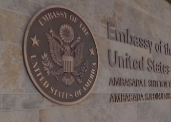 Ambasada e ShBA-së emigrantëve ilegalë: Kush shkel ligjin kthehet në vendin e tij ose përballet me akuzë