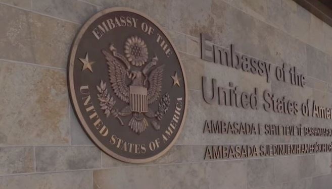 Ambasada e ShBA-së emigrantëve ilegalë: Kush shkel ligjin kthehet në vendin e tij ose përballet me akuzë