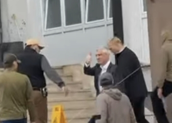 Hashim Thaçi arrin në QKUK, viziton babain e tij