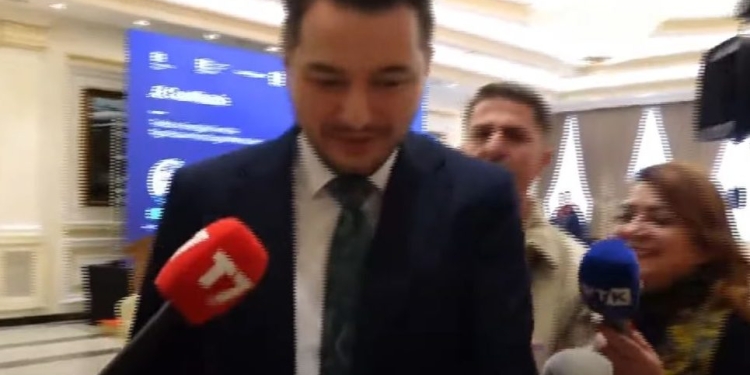 Shmangia e gazetarëve – Mjeku e Fejzullahu, s’flasin për rrymën (VIDEO)