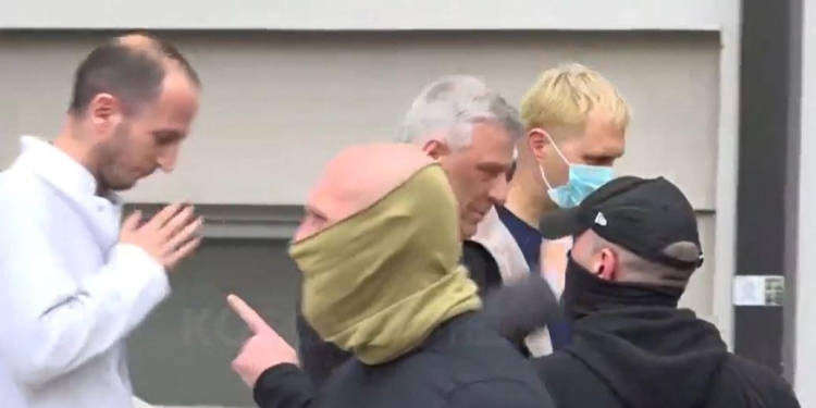 Çka i tha zyrtari i maskuar i Speciales, doktorit që e përcolli Thaçin deri poshtë shkallëve? E zbulon vetë ai