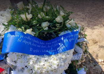 Kurora e Thaçit te varri i babait: “Te varri i yt erdha i fundit, babë. Para meje erdhën mijëra qytetarë…”