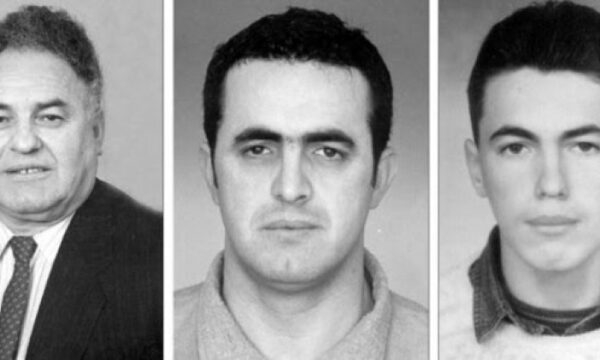 26 vjet nga vrasja e Bajram Kelmendit dhe dy djemve të tij