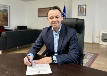 I mori mbi 100 mijë vota, Peci nis javën me një nënshkrim që do t’i gëzojë bujqit