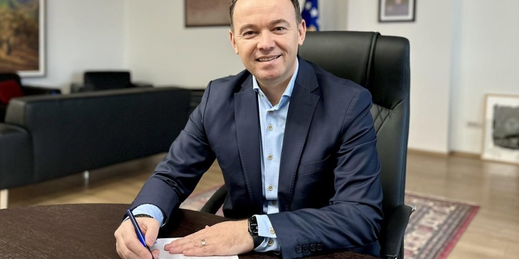 I mori mbi 100 mijë vota, Peci nis javën me një nënshkrim që do t’i gëzojë bujqit