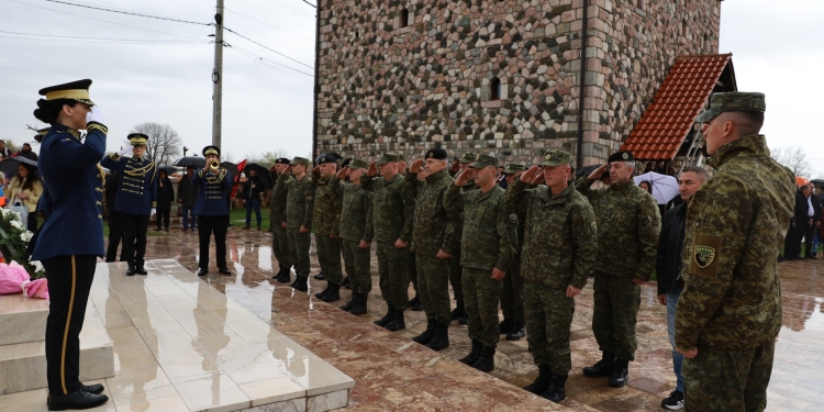 FSK bën homazhe në Kompleksin Memorial në Gllogjan