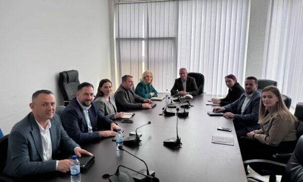 Prokuroria Themelore në Mitrovicë mban takim për trajtimin e rasteve të dhunës në familje