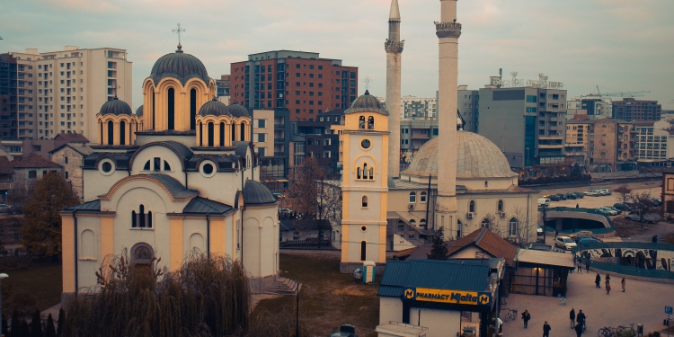 Mbahet tryezë për dialogun ndërfetar