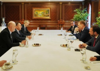 Sørensen takohet me përfaqësues shqiptarë e serbë të shoqërisë civile, i dëgjon pikëpamjet e tyre edhe mbi “zbatimin e Marrëveshjes së Ohrit”