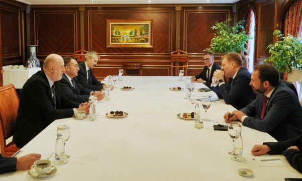 Sørensen takohet me përfaqësues shqiptarë e serbë të shoqërisë civile, i dëgjon pikëpamjet e tyre edhe mbi “zbatimin e Marrëveshjes së Ohrit”