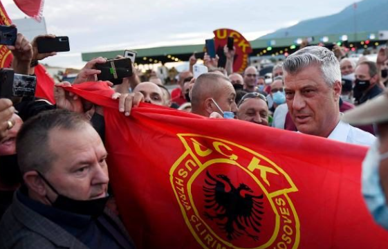 Takime dorë me dorë me familjarët, biseda telefonike e ushqim nga qyteti- si do të jetë 24 orëshi i radhës për Thaçin në EULEX sipas Gucatit