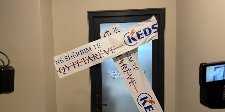 “Në shërbim të KEDS-it”: Zhvillohet aksion simbolik te zyret e ZRrE-së kundër shtrenjtimit të sërishëm të rrymës