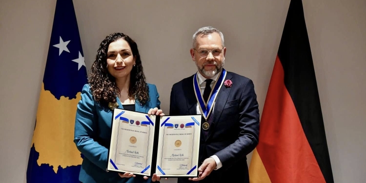 Presidentja dekoron me Medaljen Presidenciale të Meritave ish-ministrin Roth