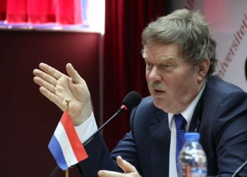 “Vendim çnjerëzor”, ish-ambasadori holandez kritikon ashpër Specialen që s’e lejoi Thaçin të marrë pjesë në varrimin e babait