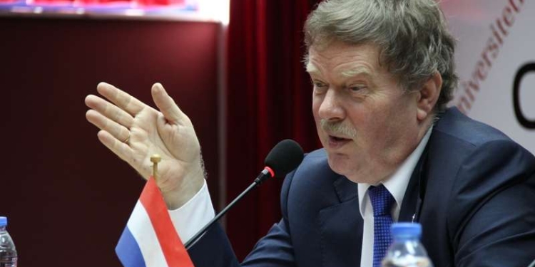 “Vendim çnjerëzor”, ish-ambasadori holandez kritikon ashpër Specialen që s’e lejoi Thaçin të marrë pjesë në varrimin e babait