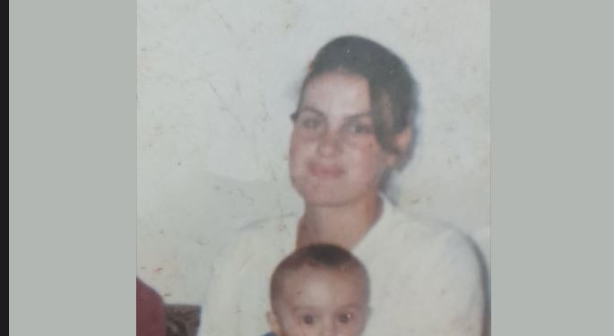 “Inshallah në xhehnet nana jem”, reagon djali i gruas së vrarë në Vushtrri