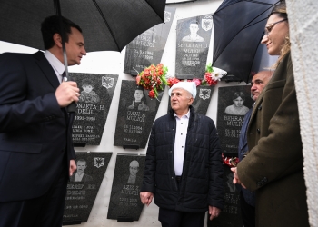 Kurti bëri homazhe te varrezat e tetë martirëve të lagjes Muliqi në Abri të Epërme