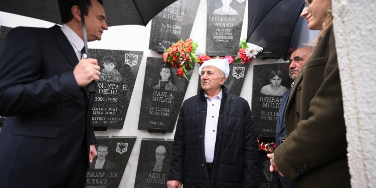 Kurti bëri homazhe te varrezat e tetë martirëve të lagjes Muliqi në Abri të Epërme