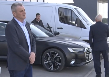 Dita e dytë e vizitës në Kosovë, vëllezërit e vizitojnë Hashim Thaçin në zyrat e EULEX-it