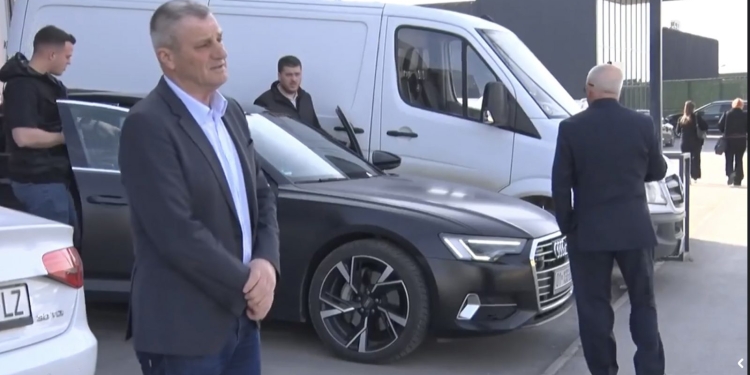 Dita e dytë e vizitës në Kosovë, vëllezërit e vizitojnë Hashim Thaçin në zyrat e EULEX-it