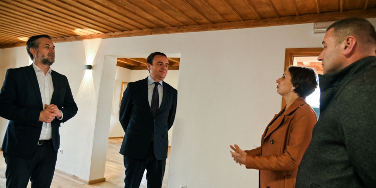 Kurti vizitoi Muzeun e Muzikës dhe Kullën e Sylejman Vokshit në Gjakovë