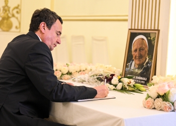 Kurti vizitoi për ngushëllime Familjen Xhemaili: Nëna Fatime rriti fëmijë për liri të popullit