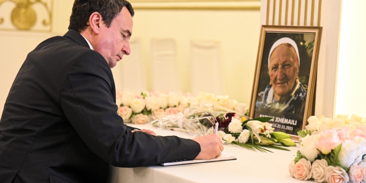 Kurti vizitoi për ngushëllime Familjen Xhemaili: Nëna Fatime rriti fëmijë për liri të popullit