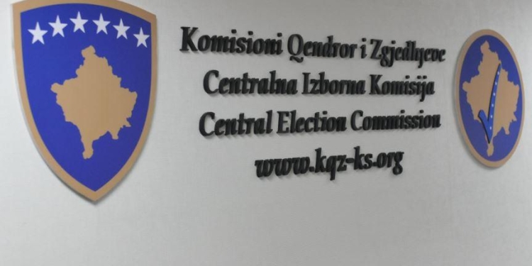 Mblidhet KQZ-ja, në rend dite rekomandimi për pezullimin e dy subjekteve politike