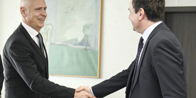 Kapetanoviq viziton Prishtinën, takohet me Kurtin