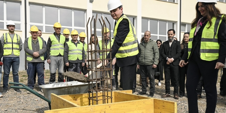 Vendoset gurthemeli i çerdhes së re në Roganë