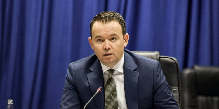 Peci kritikon sistemin e drejtësisë, por e “humb” fjalorin e gjuhës shqipe : Dhjetëra gabime në një tekst të shkurtër