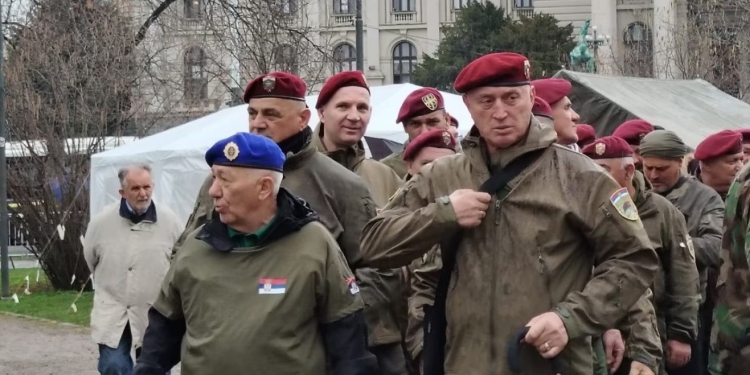 Personi i përfshirë në rastin e vëllezërve Bytyqi shihet në mesin e protestuesve pro-Vuçiqit në Beograd