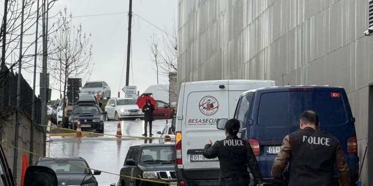 Një serb nga Leposaviqi i dyshuar për grabitjen e armatosur te “Albi Mall”, ka mbetur i plagosur