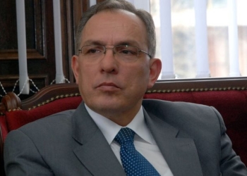 “Hamza s’e kishte krahërorin, Ademi ishte pa mjekër, veç një plagë në fyt, e kishte ruajtur një plumb për vetën”, Ish-anëtari i Shtabit të UÇK-së tregon se çka pa në Prekaz