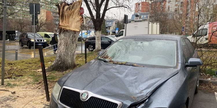 KEDS: Si pasojë e erërave të forta janë shkaktuar dëme në rrjet elektrik